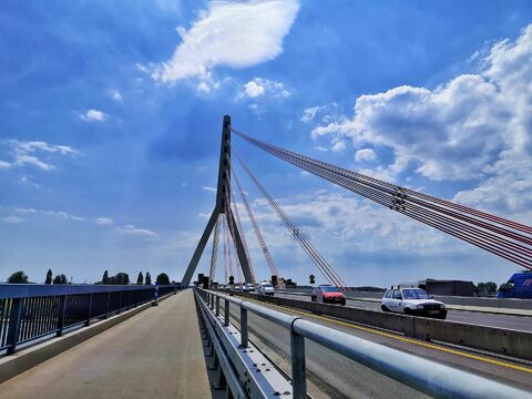 Eine Rheinbrücke bei Düsseldorf